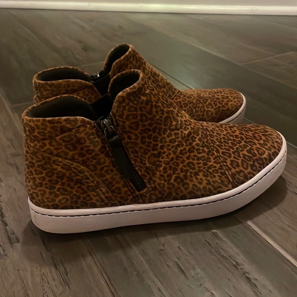 Clarks Shoes - Clarks Cheetah Print Sneaker Size 6 1/2 women’s